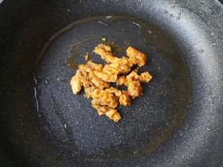 15、咸蛋黄鸡翅,锅中油倒出，留一点底油，放入咸蛋黄。