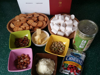 1、抹茶雪花酥,食材所有食材，如果干果是生的，最好事先炒熟这样更香