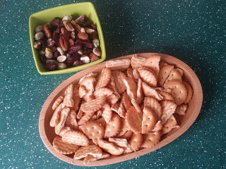 2、抹茶雪花酥,将蔓越莓与干果混合均匀，再将小饼干一掰二半备用