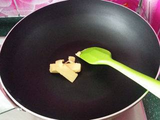 4、抹茶雪花酥,不粘锅中放黄油、开小火加热至完全融化