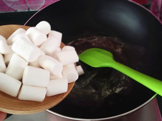 5、抹茶雪花酥,接着倒入棉花糖