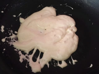 6、抹茶雪花酥,同样开小火用耐热硅胶刮刀以翻炒+按压的方法炒至棉花糖完全融化