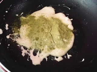 7、抹茶雪花酥,倒入抹茶奶粉、用刮刀快速不停地翻炒、以防糊底
