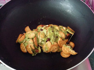 9、抹茶雪花酥,关火利用锅的余温、用刮刀迅速把食材相拌裹匀、不然糖凝固了就不好搅动