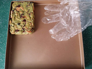 11、抹茶雪花酥,接着用手和刮刀相互配合、轻轻按压后整理一个长方体