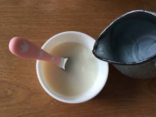 15、婴儿辅食之南瓜米糊,婴儿米粉中加入适量温开水，边倒边搅拌均匀；