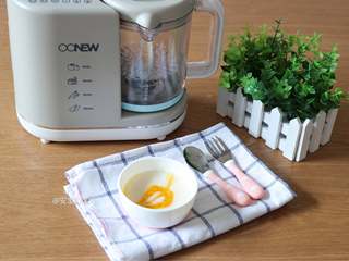 16、婴儿辅食之南瓜米糊,将南瓜泥挤到米糊表面，用牙签拉出花纹即可。