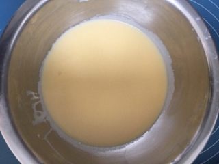 5、芒果千层蛋糕,面糊搅拌匀后，过筛两遍，然后盖保鲜膜冰箱冷藏半小时。