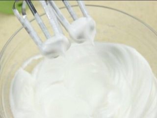 6、芒果千层蛋糕,趁面糊冷藏的时间，将淡奶油加糖打发，奶油打到打蛋器抬起有小尖尖即可。