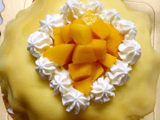 13、芒果千层蛋糕,顶部用奶油稍微装饰下，中间撒上芒果粒就可以了。