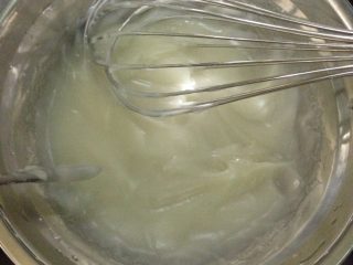 2、汤种全麦面包～柔软拉丝,用液体专用温度计测量，达到65度时离火，此刻面糊浓稠，半透明状。盖上保鲜膜，晾凉备用。