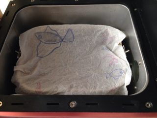 6、汤种全麦面包～柔软拉丝,因为现在是夏天，室温达29度，直接留在搅拌桶里进行第一次发酵。上面盖一张打湿的厨房用纸。（此刻面包机是断电的）