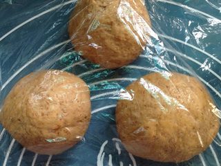 8、汤种全麦面包～柔软拉丝,取出面团，用硅胶刮板分割成3等份，尽量少切割面团，相差几克就不用纠结啦。然后滚圆，盖上保鲜膜，静置放松15分钟。