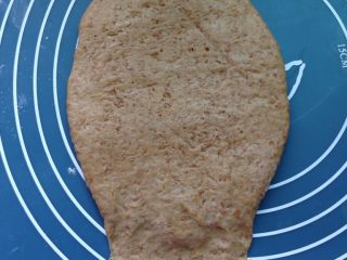 11、汤种全麦面包～柔软拉丝,翻面后，下边压实。这时可以铺一些果仁果粒在上面。