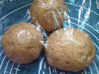 9、汤种全麦面包～柔软拉丝,放松好后的状态，好有生命力的面团^_^