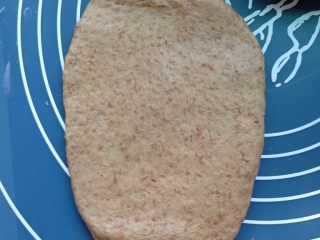 10、汤种全麦面包～柔软拉丝,取一份，手掌压扁，擀成椭圆，翻面。