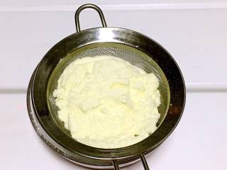 3、火龙果溶豆,筛入奶粉。