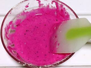 4、火龙果溶豆,搅拌均匀。