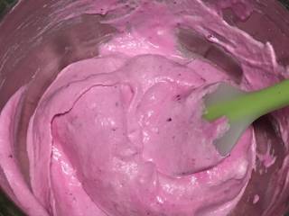 7、火龙果溶豆,火龙果糊完成。。