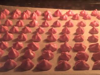 8、火龙果溶豆,放入预热好的烤箱，上下火100度，大概烤40-60分钟。具体时间根据溶豆大小和烤箱脾气来。