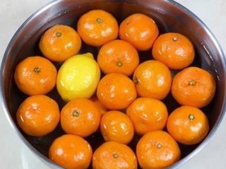 1、橘子柠檬????果酱,准备20个蜜橘一个柠檬????放到盆里洗干净，再放到碱水里泡半个小时去污