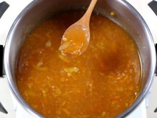 8、橘子柠檬????果酱,要不停搅拌。糖越煮颜色就会越暗