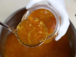 10、橘子柠檬????果酱,熬好之后称道干净的瓶子里。瓶子之前用高温煮过两分钟。包括瓶盖