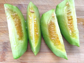 5、香瓜芹菜汁,切成条