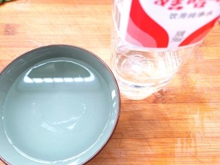 9、香瓜芹菜汁,倒一碗纯净水