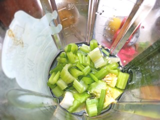 10、香瓜芹菜汁,倒入破壁机中，在加入芹菜