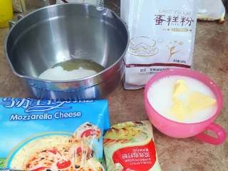 1、无敌巨好吃の奶酪华夫饼,准备好所需材料。