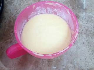 10、无敌巨好吃の奶酪华夫饼,我所使用的华夫饼烤炉一次所需240g左右的面糊，不同烤炉一次所需的面糊重量不一样，自己多尝试几次就能得到自己烤炉一次烘烤所需的重量。