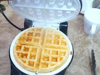 14、无敌巨好吃の奶酪华夫饼,加热烘烤中的华夫饼，我的烤炉可双面使用，此时将烤炉翻面。烘烤的时间不一定，当华夫饼的颜色开始变深变棕时，即可出炉。喜欢吃硬一点的朋友，可以多烤一会儿，但是注意别烤焦了。