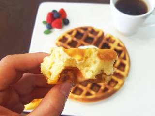 16、无敌巨好吃の奶酪华夫饼,喜欢像披萨一样拉丝感觉特别明显的话，在烤华夫饼时，中间层撒的马苏里拉奶酪可加倍。