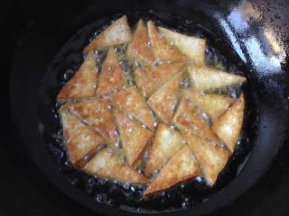 5、家常豆腐,将豆腐放入油锅中，中火炸至金黄捞出