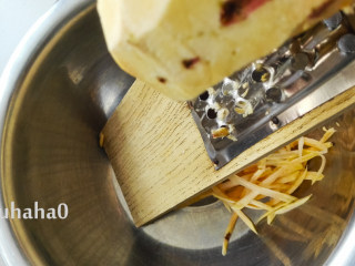 2、红薯丝粥,用擦床把红薯（地瓜）擦成丝，用刀切也可以。