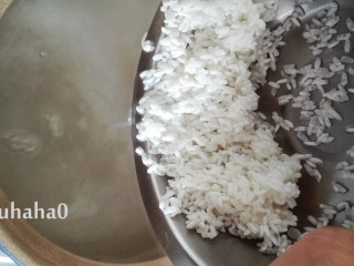 4、红薯丝粥,砂锅放入足量的水先烧开，水开后放入泡好的大米。