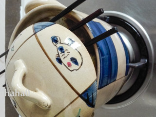 7、红薯丝粥,再次烧开后，用筷子架起锅盖，这样不会溢锅，转小火煮30分钟左右。