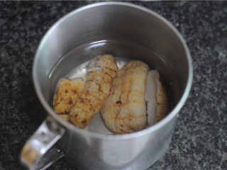 2、天麻木耳炖乌鸡,天麻用冷水泡软