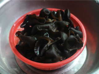 3、天麻木耳炖乌鸡,黑木耳泡发。控干水备用