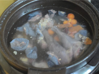 5、天麻木耳炖乌鸡,放入电砂锅里，加入没过食材的水