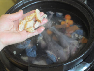 6、天麻木耳炖乌鸡,将天麻切片，放进去