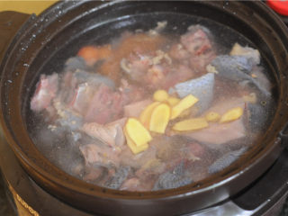 7、天麻木耳炖乌鸡,放入姜片