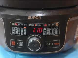 8、天麻木耳炖乌鸡,盖上盖子，设置鸡鸭键，就不用管他了，锅自动开始工作