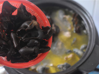 9、天麻木耳炖乌鸡,最后半个小时的时候，将黑木耳倒进去