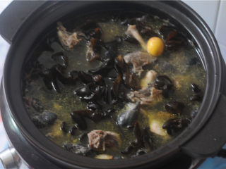 10、天麻木耳炖乌鸡,用筷子稍微搅拌，盖上锅盖继续炖