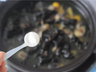 11、天麻木耳炖乌鸡,时间结束后放盐调味