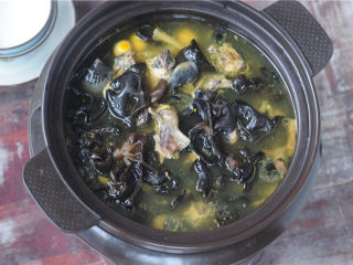 12、天麻木耳炖乌鸡,拌匀即可出锅