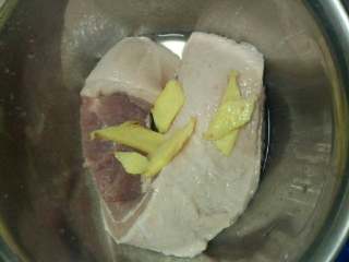 1、烤无皮五花肉,五花肉洗干净放入姜片