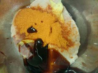 2、烤无皮五花肉,在加入适量蚝油，蜜汁烤料